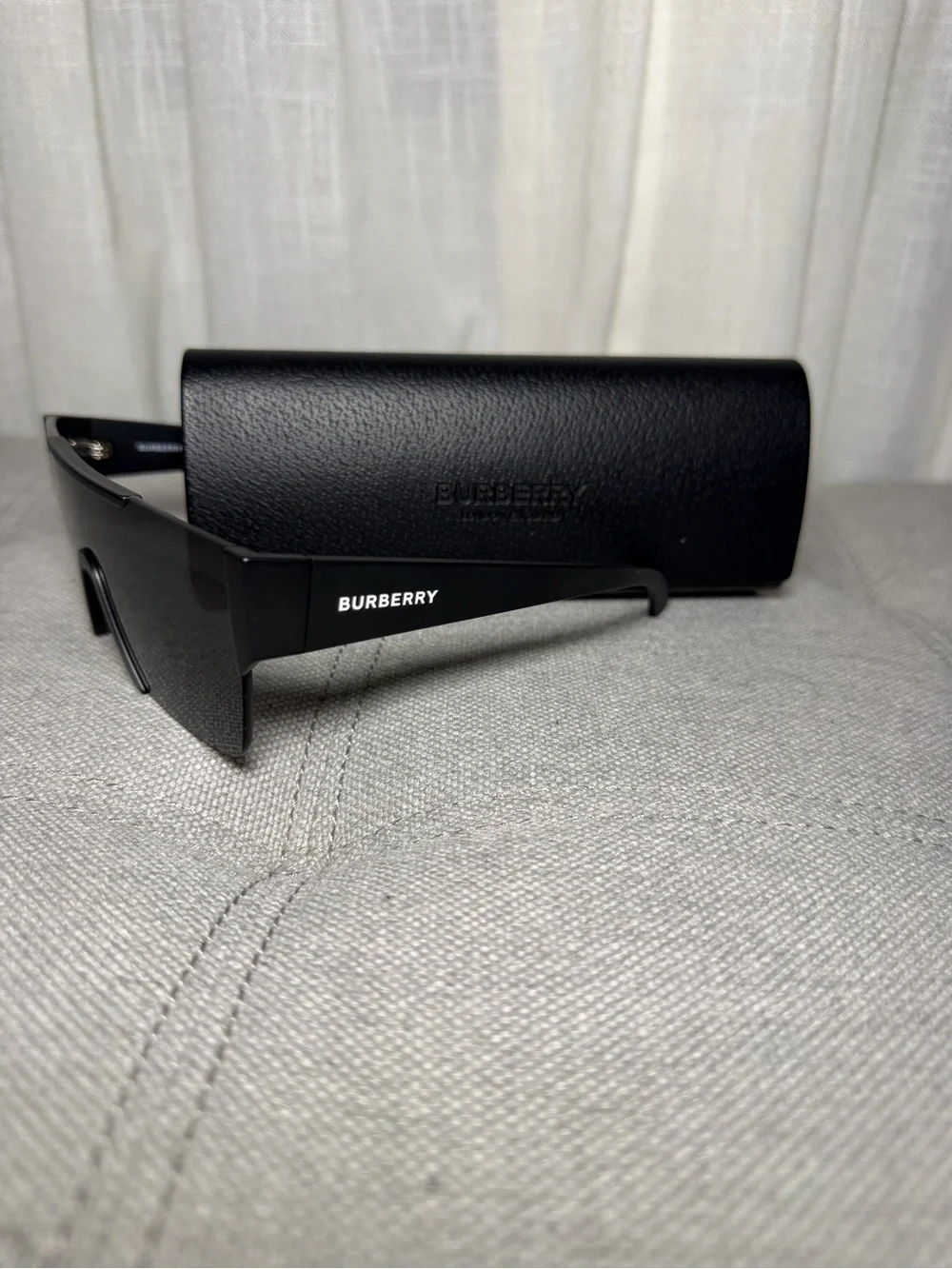 Burberry Black Shield-Style VR Sunglass with Case